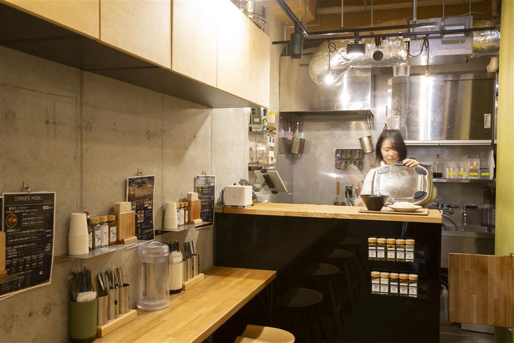 カウンター越しに調理をするスタッフ