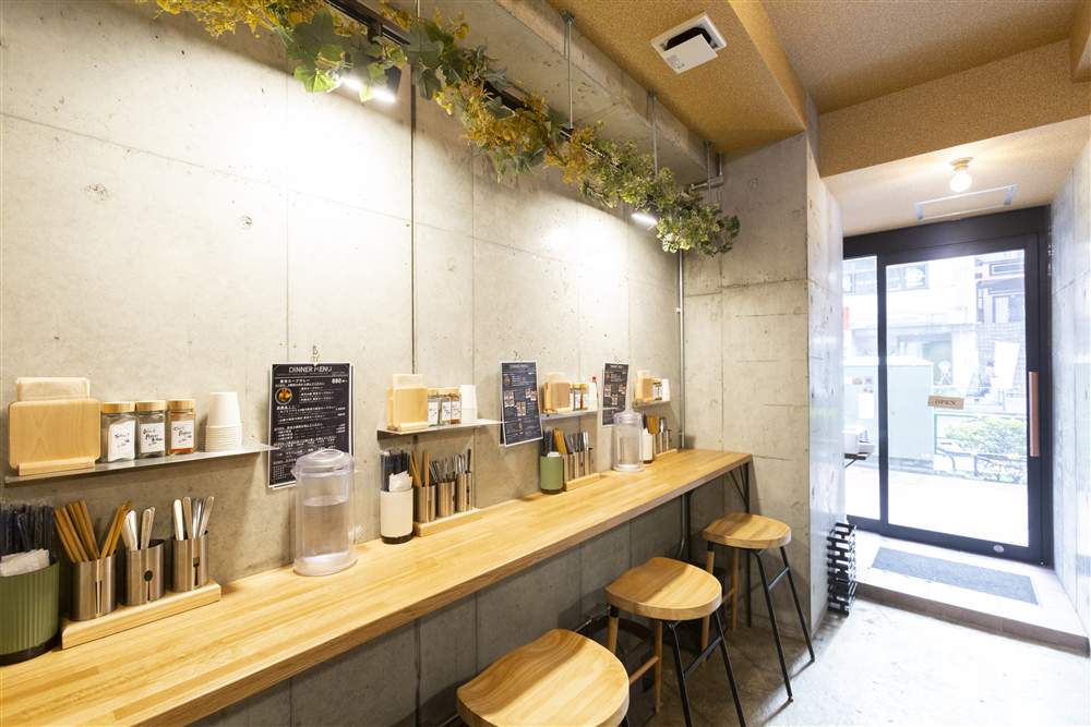 コンクリート打ちっぱなしの店内とウッドカウンター